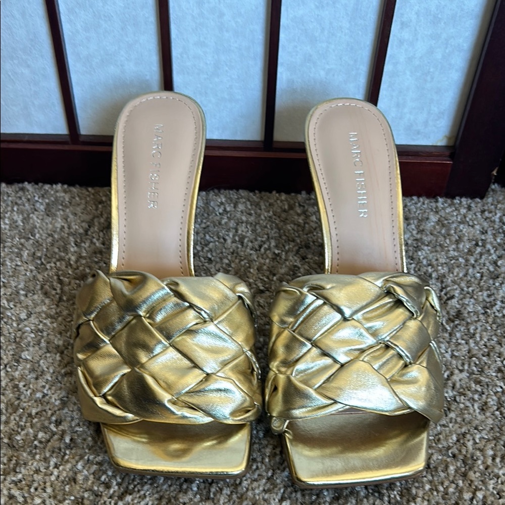 Marc Fisher Women's Gold Brizo Sandals 6M 🦄